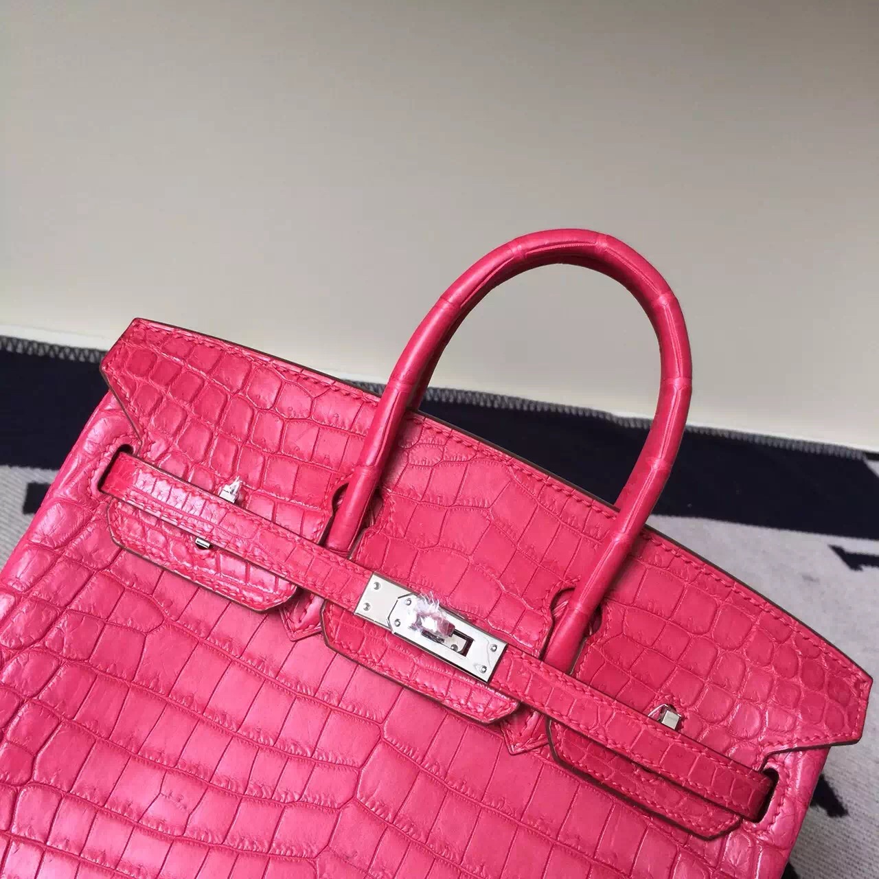 爱马仕鳄鱼包包 Hermes Birkin 25cm Bag CK57波尔多酒红 亮面两点鳄鱼 金扣-Hermès Birkin kelly Constance Lindy Bag