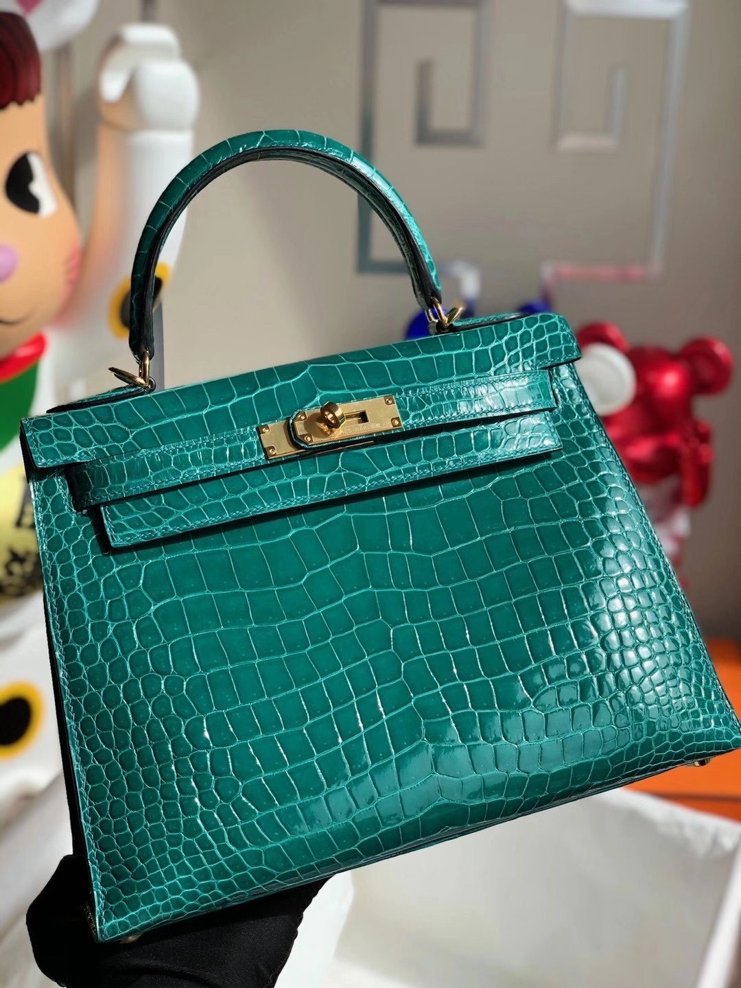 香港灣仔區銅鑼灣 Hermes Kelly 28cm 6Q Very emeraude 翡翠綠亮面倒V 澳洲灣鱷