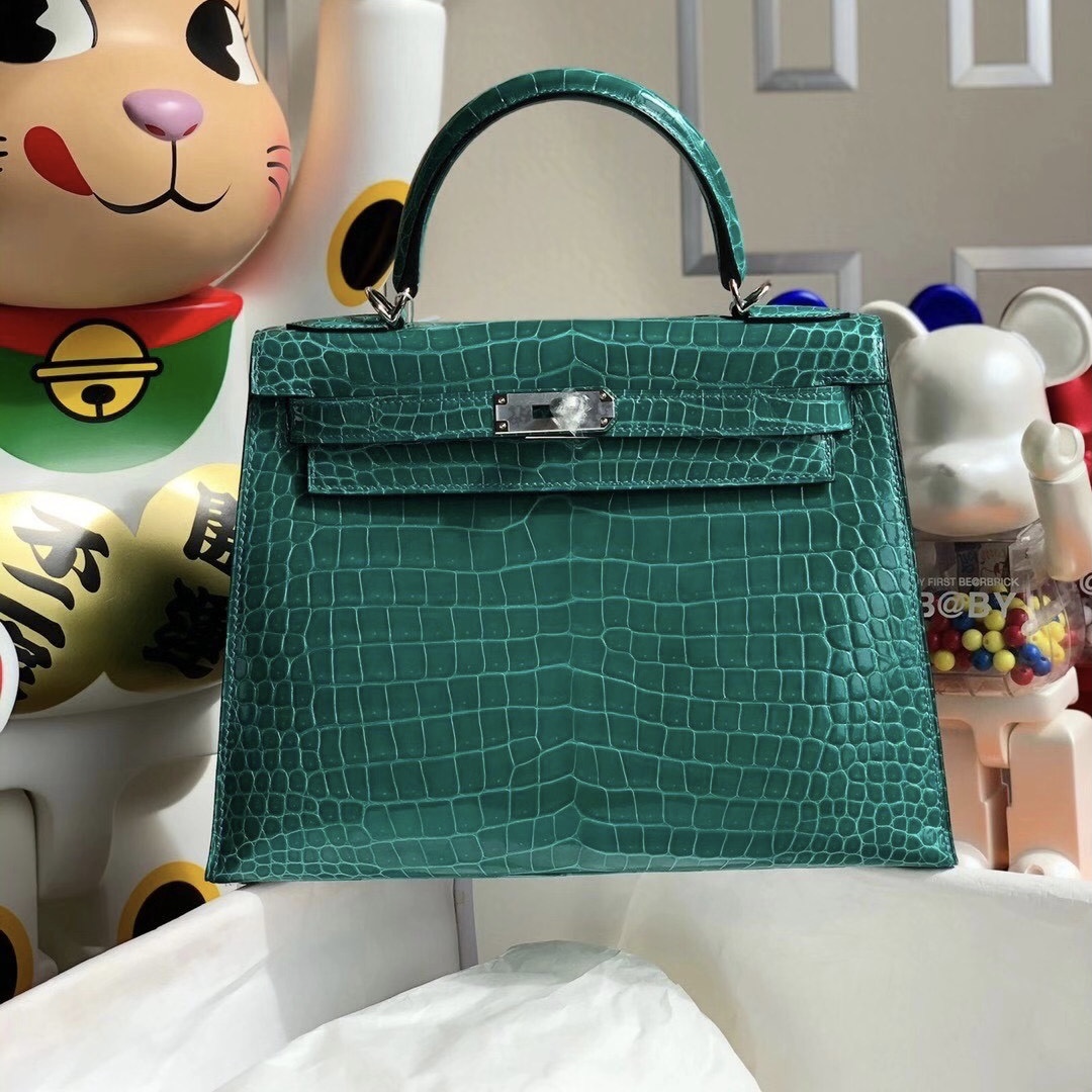 香港灣仔區跑馬地 Hermes Kelly 28cm 6Q Very emeraude 翡翠绿亮面倒V 澳洲湾鳄