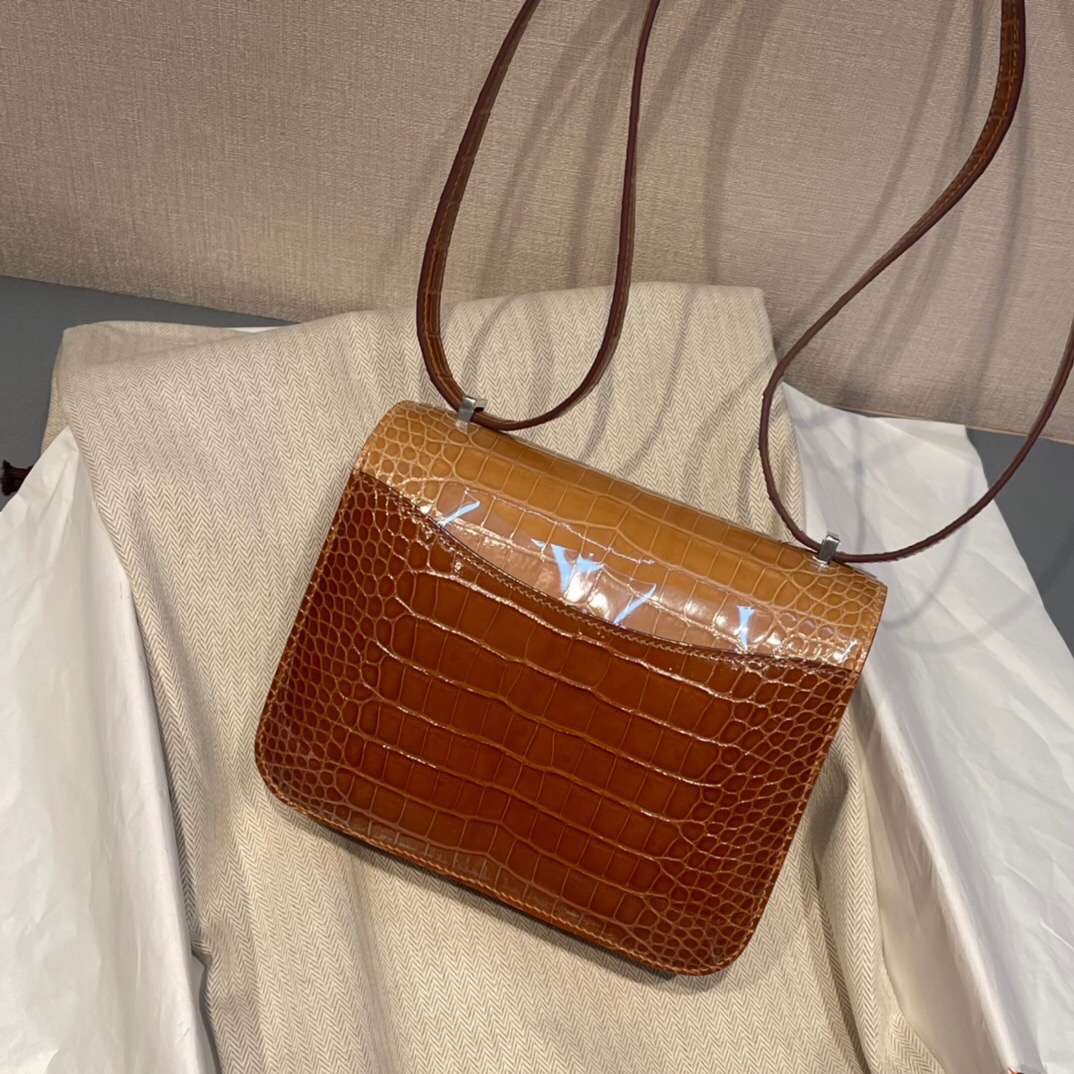 Hermes Constance 18 亮面美洲鳄鱼方块 31 Miel/1I Beige sable/6Q Vert Emeraude