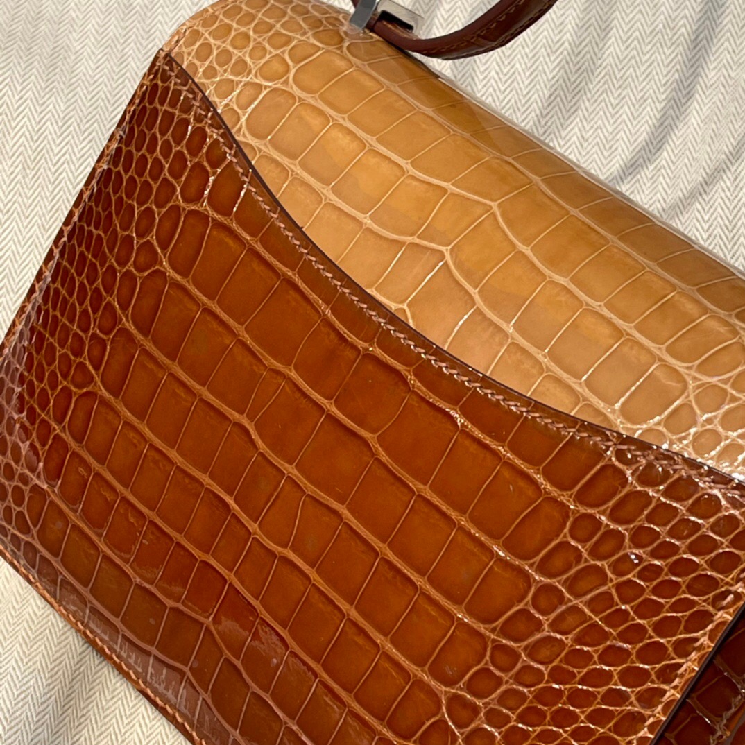 Hermes Constance 18 亮面美洲鳄鱼方块 31 Miel/1I Beige sable/6Q Vert Emeraude