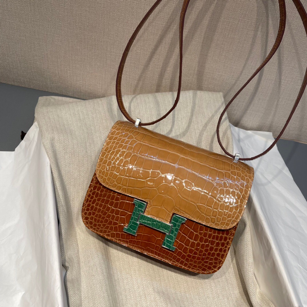 Hermes Constance 18 亮面美洲鳄鱼方块 31 Miel/1I Beige sable/6Q Vert Emeraude