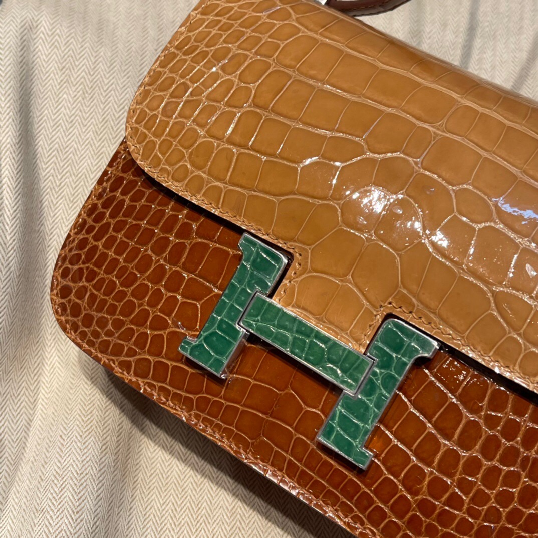 Hermes Constance 18 亮面美洲鳄鱼方块 31 Miel/1I Beige sable/6Q Vert Emeraude