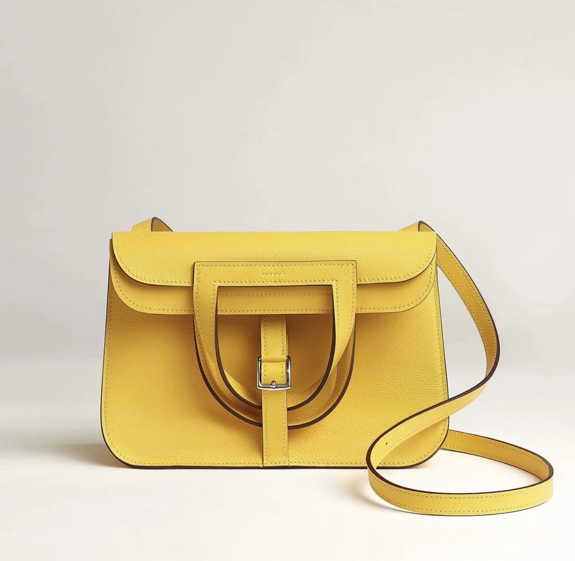 2022 price Hermès Halzan 25 bag CK9O Jaune de Naples Evercolor