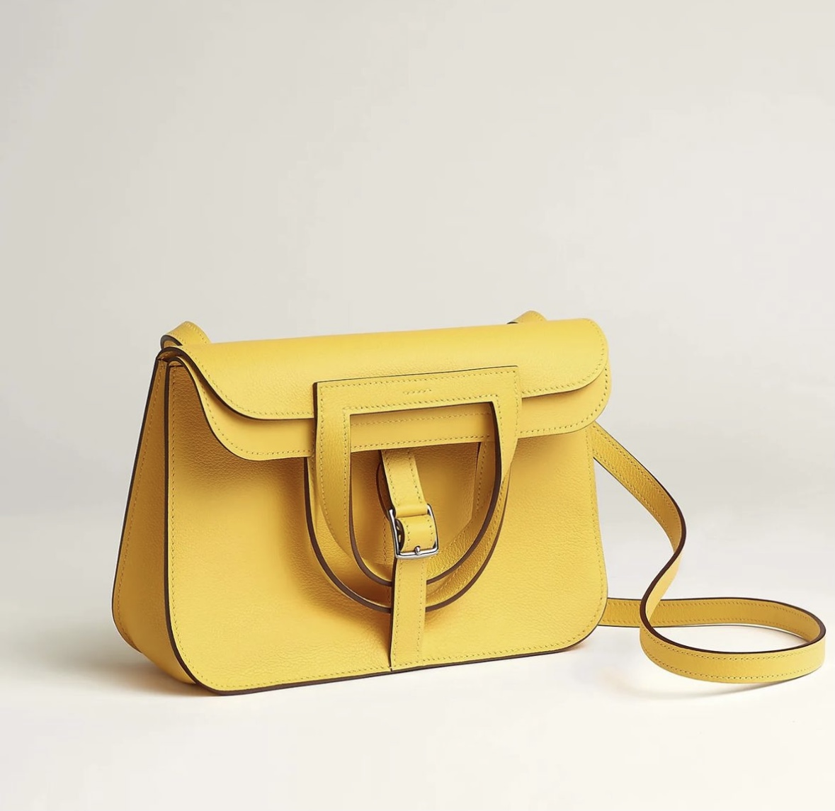 2022 price Hermès Halzan 25 bag CK9O Jaune de Naples Evercolor