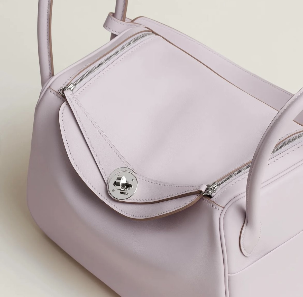 愛馬仕中國官方旗艦店 Hermès Lindy 26 verso bag Mauve Pâle / Gold Swift