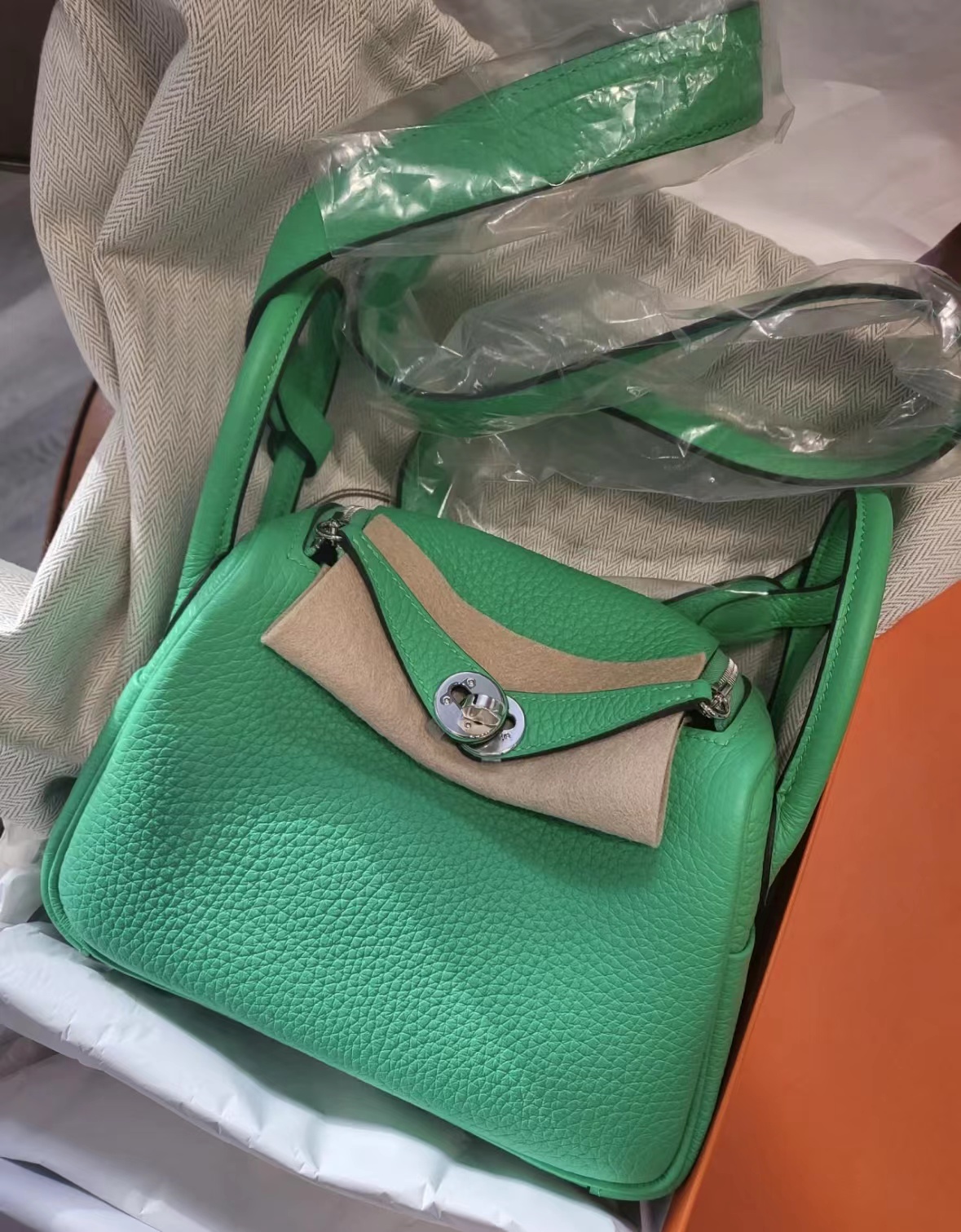 United Arab Emirates Hermès Lindy mini Clemence 0Z 漫畫綠 vert comics