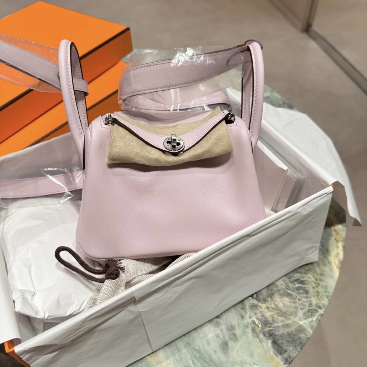 mini lindy代購價格 Hermès Mini Lindy Swift 09 Mauve Pale Silver Hardware