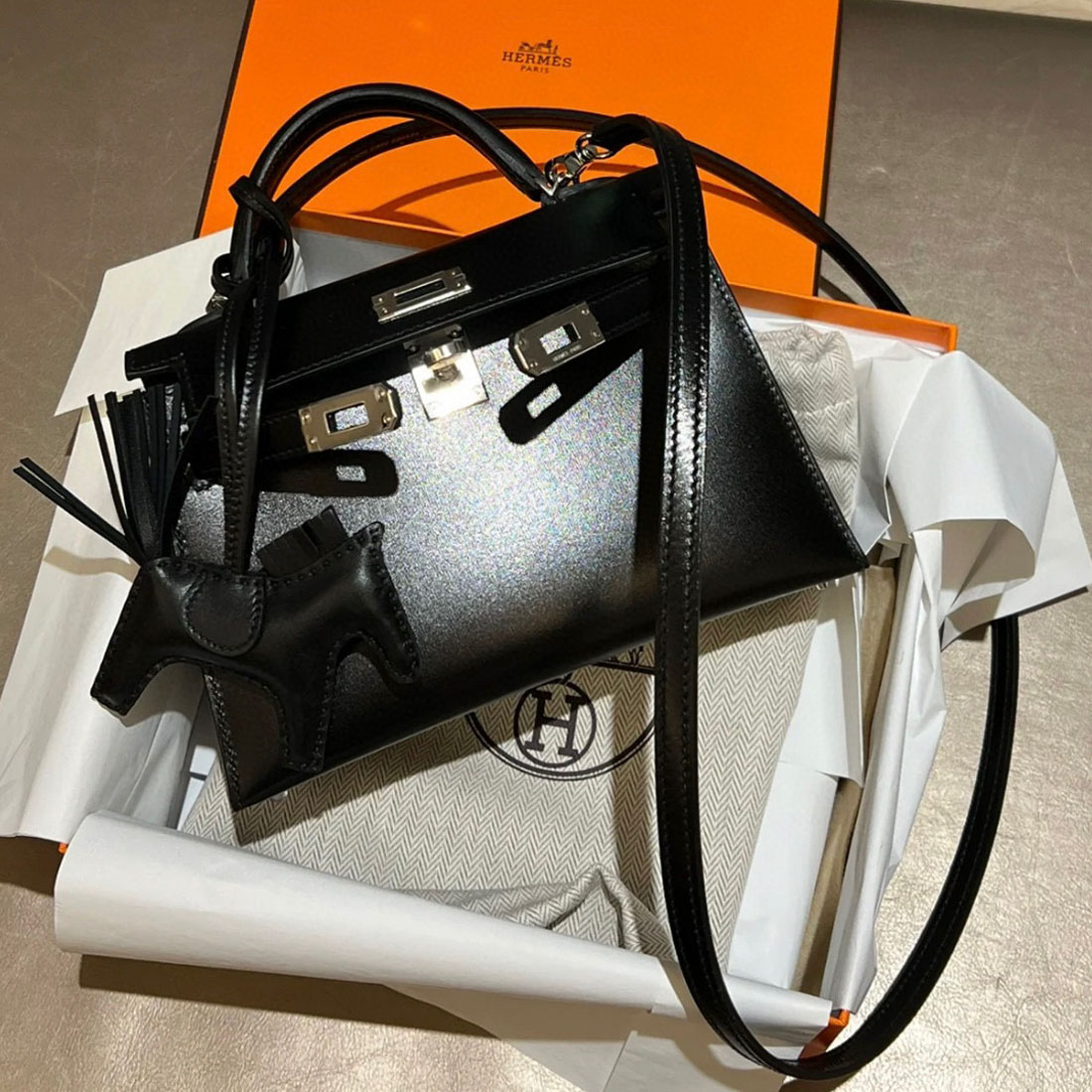 Hermès Price and pictures Kelly Sellier 20 Boxcalf 黑色 Golden Hardware